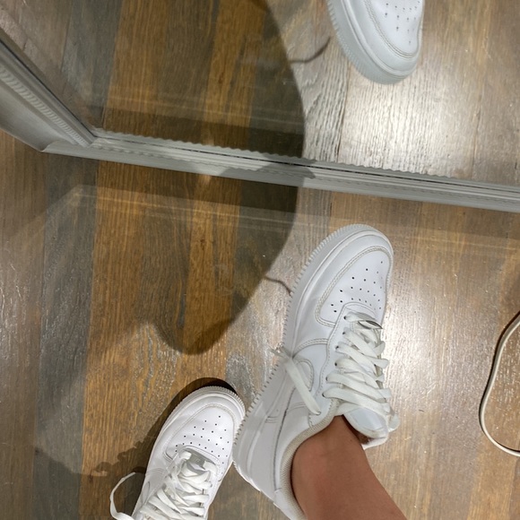 White size 7 air forces - Picture 8 of 8